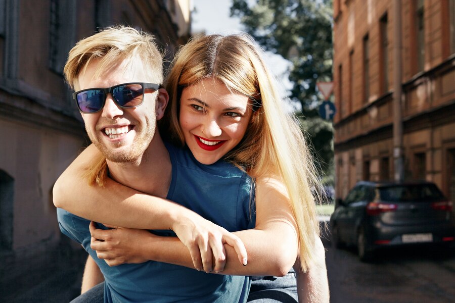 expressive couple posing city Straipsniai.lt