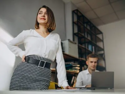 female-male-collegues-working-office_2