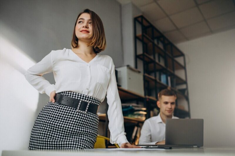 female-male-collegues-working-office_2