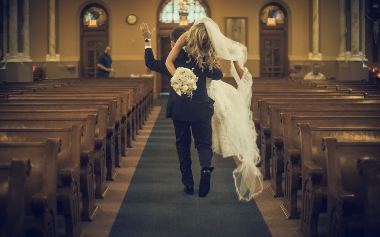 funny groom kidnap bride church Straipsniai.lt