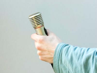 hand-holding-microphone_1385-2692