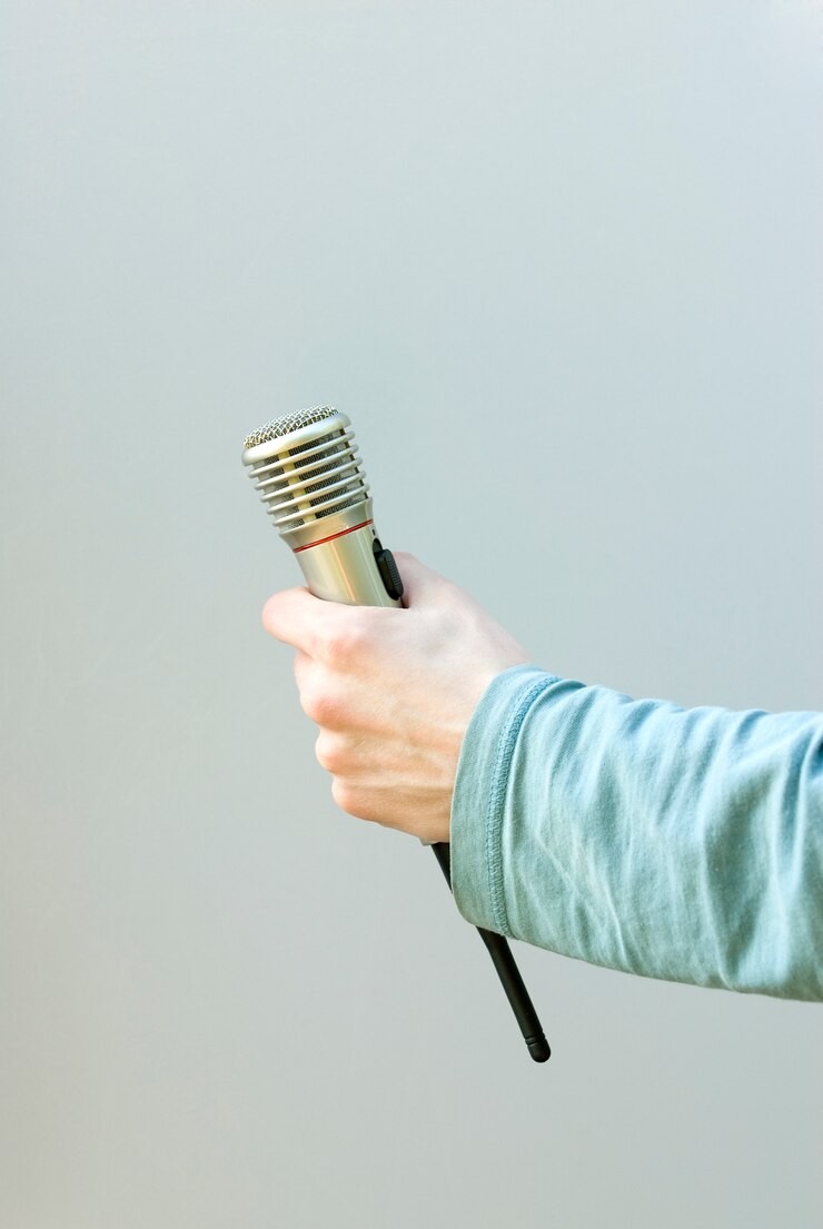 hand-holding-microphone_1385-2692