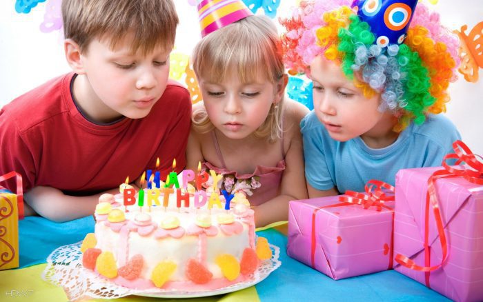 happy birthday kids party fruit cake candles presents gifts Straipsniai.lt