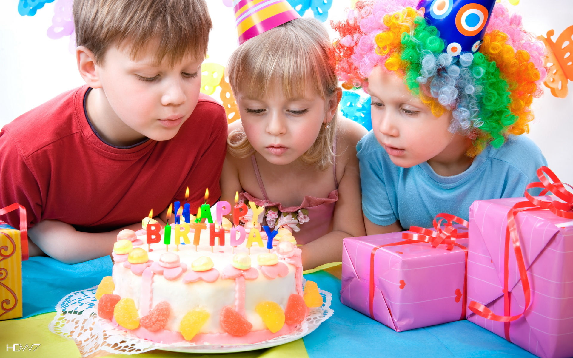 happy birthday kids party fruit cake candles presents gifts Straipsniai.lt
