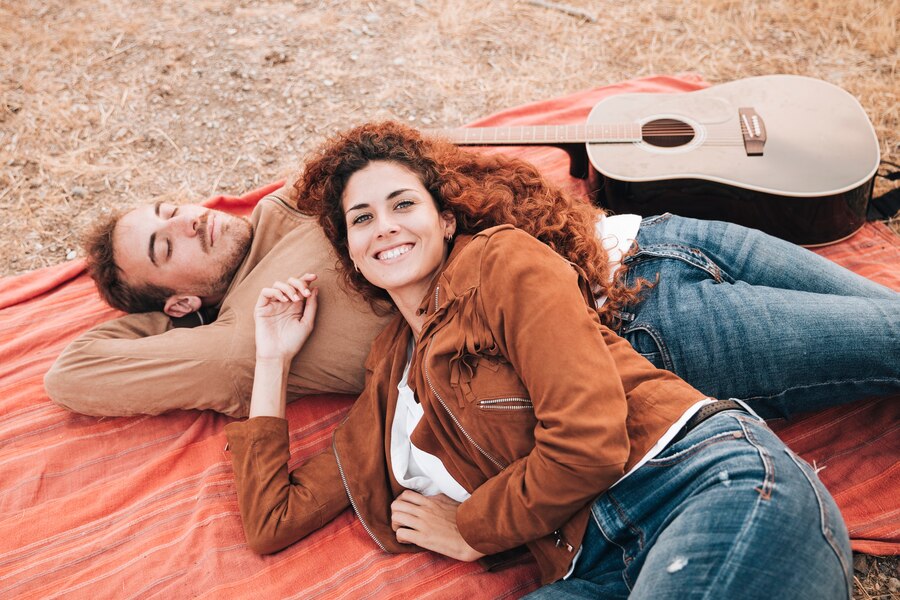 high view couple lying blanket outdoors Straipsniai.lt