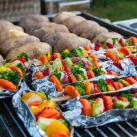 Specialistai pataria, ką naujo kepsninėse galėtų pačirškinti veganai ir vegetarai. Suvožtinis su halumiu ir gvakamole. Keptos daržovės su dsadziki. Lubinų kepsneliai su salotėlėmis.