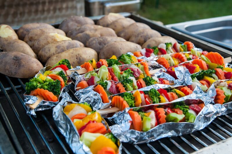 Specialistai pataria, ką naujo kepsninėse galėtų pačirškinti veganai ir vegetarai. Suvožtinis su halumiu ir gvakamole. Keptos daržovės su dsadziki. Lubinų kepsneliai su salotėlėmis.