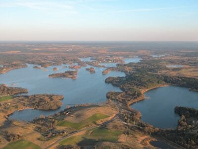 blue lake during daytime
