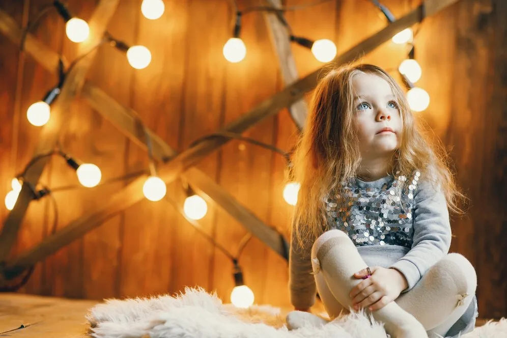 little blonde baby girl sitting floor 1157 8428 Straipsniai.lt