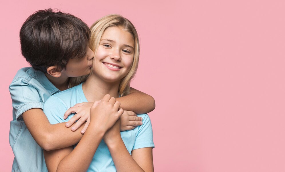 little brother kissing sister cheek Straipsniai.lt