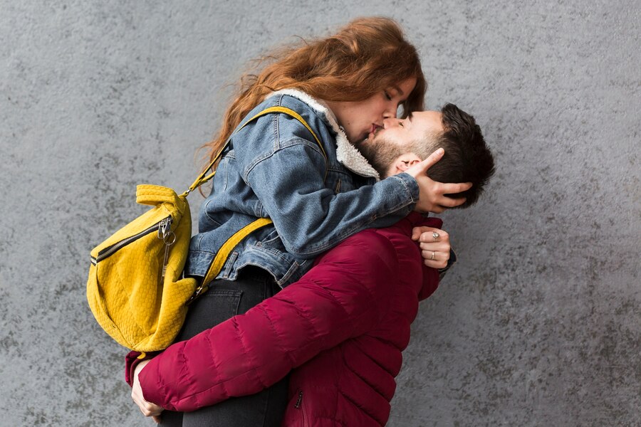 man kissing his woman medium shot Straipsniai.lt