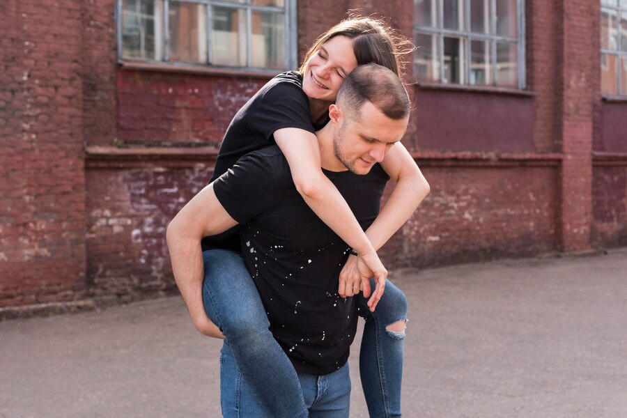 medium shot man carrying woman Straipsniai.lt