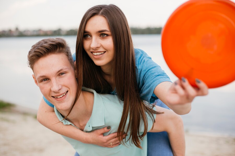 medium shot teenagers with red frisbee Straipsniai.lt