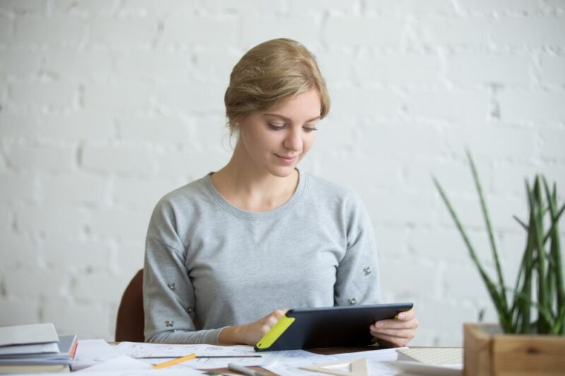 portrait-attractive-woman-with-tablet-desk_1163-2559