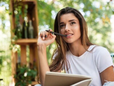 portrait-pensive-pretty-woman-holding-textbook_171337-6127