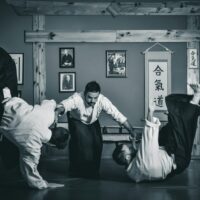 Kodėl verta Išbandyti aikido kovos meną? Kokie praktiniai savigynos būdai naudojami aikido? Ar aikido veikia savigynai? Aikido nauda psichologinei ir fizinei sveikatai.