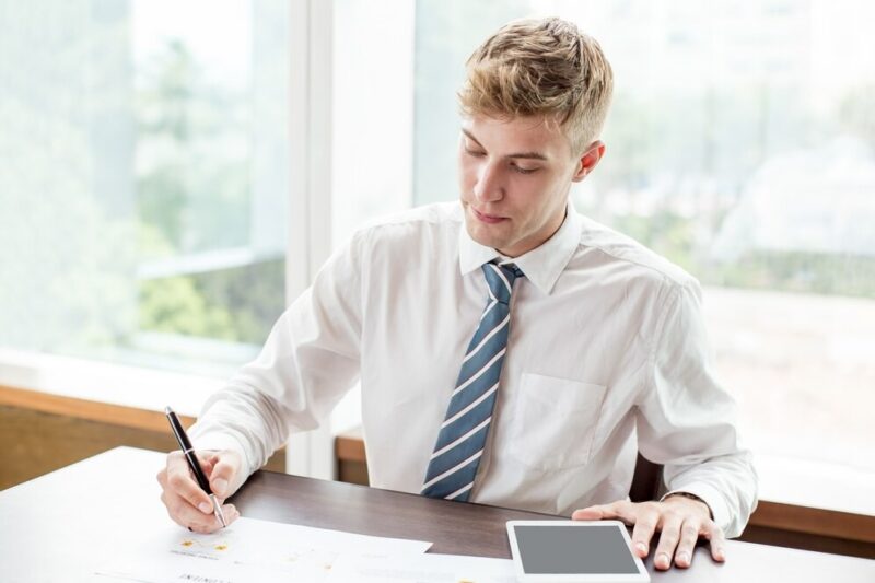 serious-young-business-man-working-office-desk_1262-3829