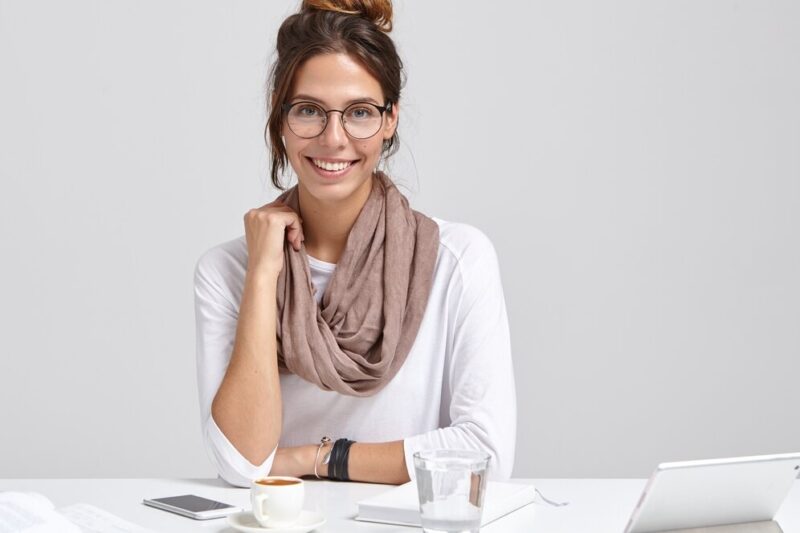 smiling-businesswoman-round-spectacles_273609-28812