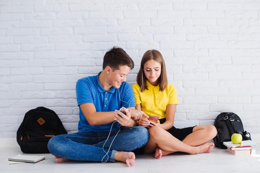 smiling teenagers listening music together Straipsniai.lt