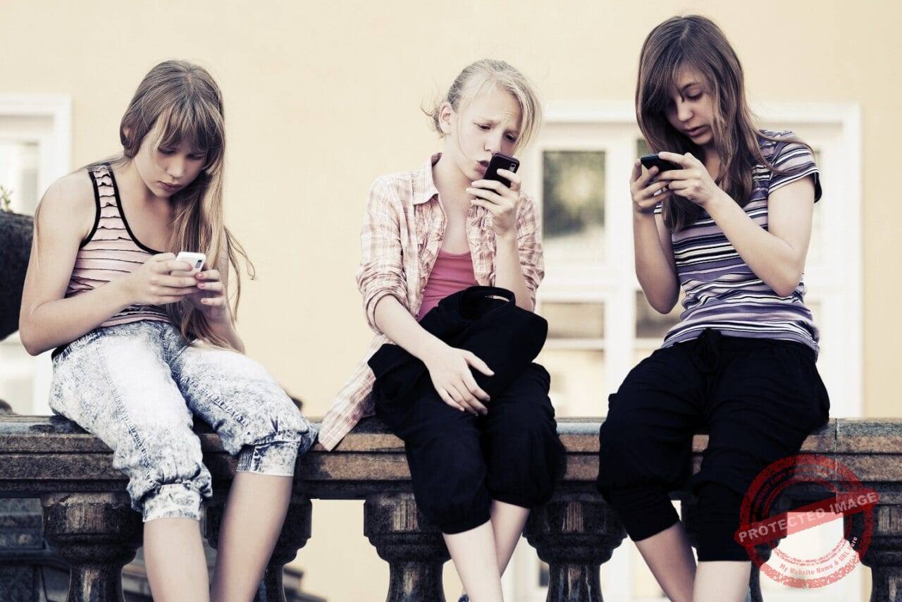 Paauglės su telefonais