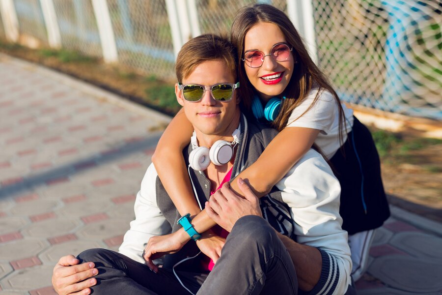 two pretty young modern teenagers posing outdoor stylish casual outfit Straipsniai.lt