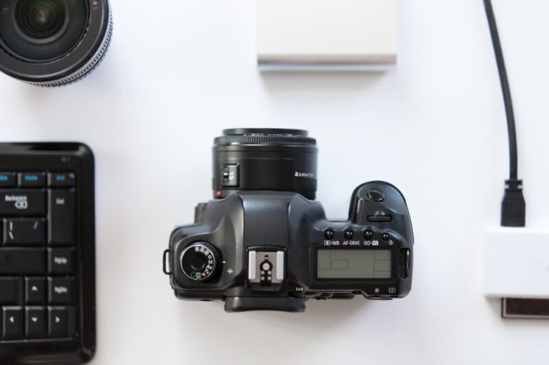 white-desk-with-professional-camera-accessoires-it_1163-2739