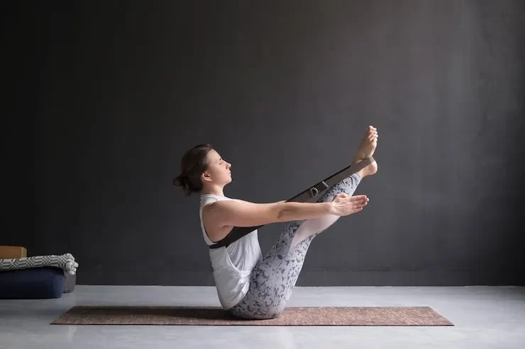 woman practicing yoga doing pari Straipsniai.lt