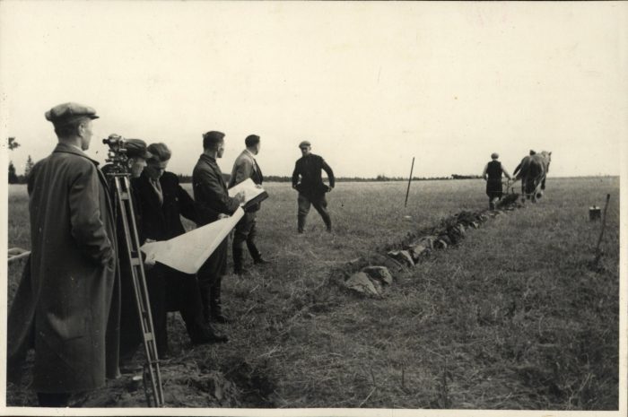 Žemės komisijos narių ir matininkų brigada matuojanti valstiečiui paskirtą nacionalizuotos žemės plotą. 1940 m. rugsėjis Straipsniai.lt